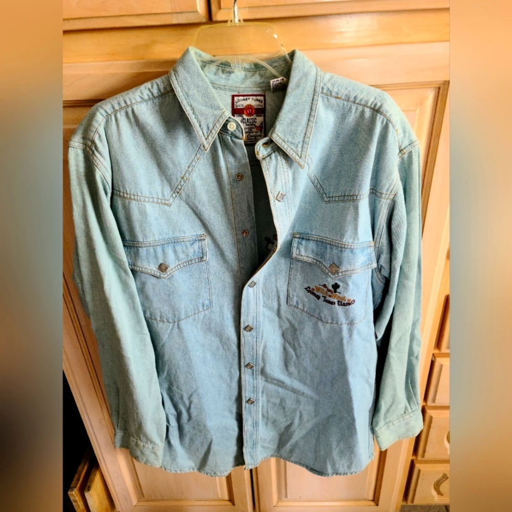 Looney Tunes Men's denim long sleeve shirt Size Medium